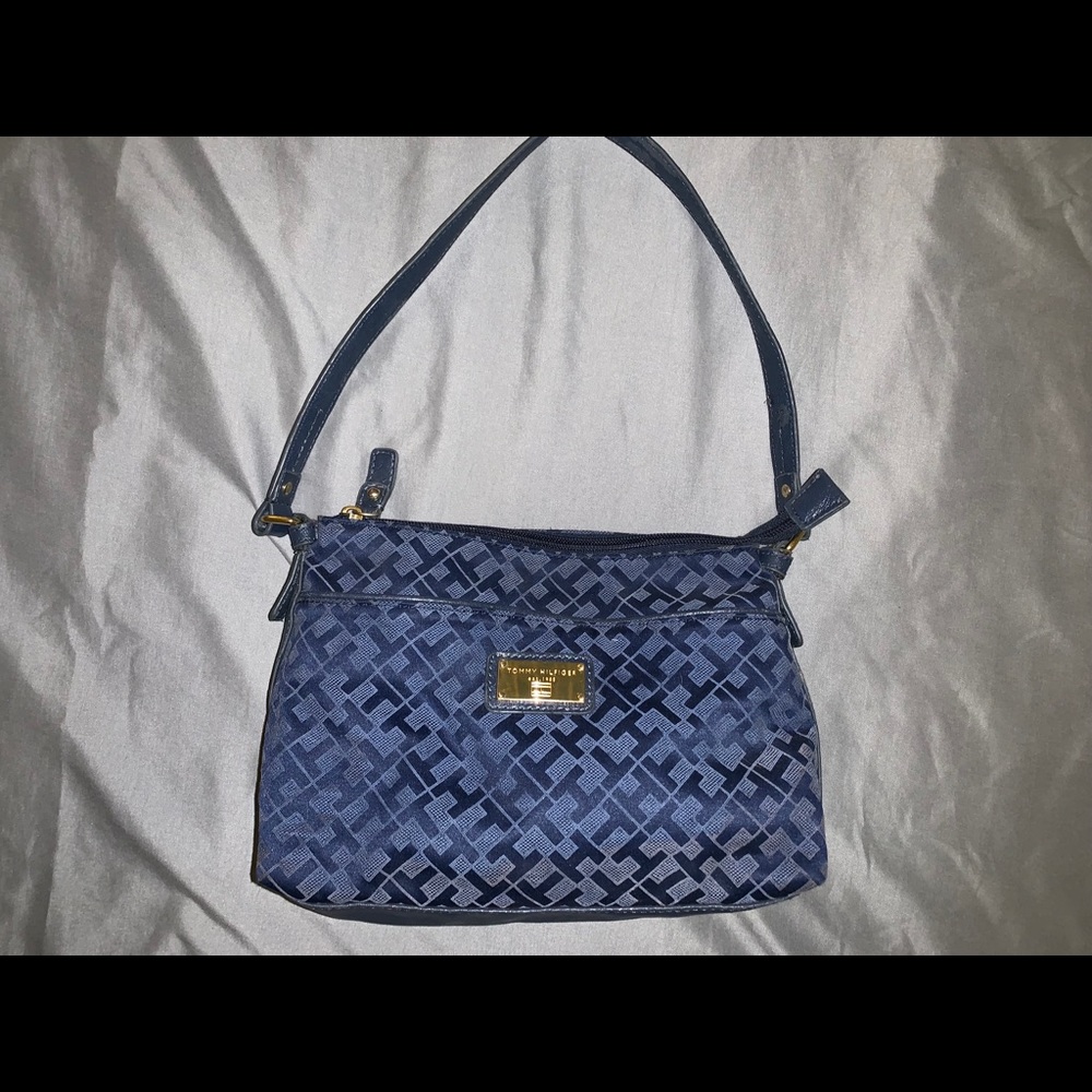 *FREE* Tommy Hillfiger purse for the next cust! 🥳